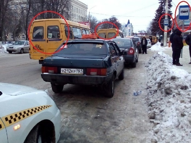 В центре Шахт из-за припаркованных такси автобусы не могут подъехать к остановке В центре Шахт из-за припаркованных такси автобусы не могут подъехать к остановке