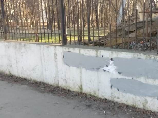 Администрация города продолжает борьбу с рекламой наркотиков на стенах и заборах Администрация города продолжает борьбу с рекламой наркотиков на стенах и заборах