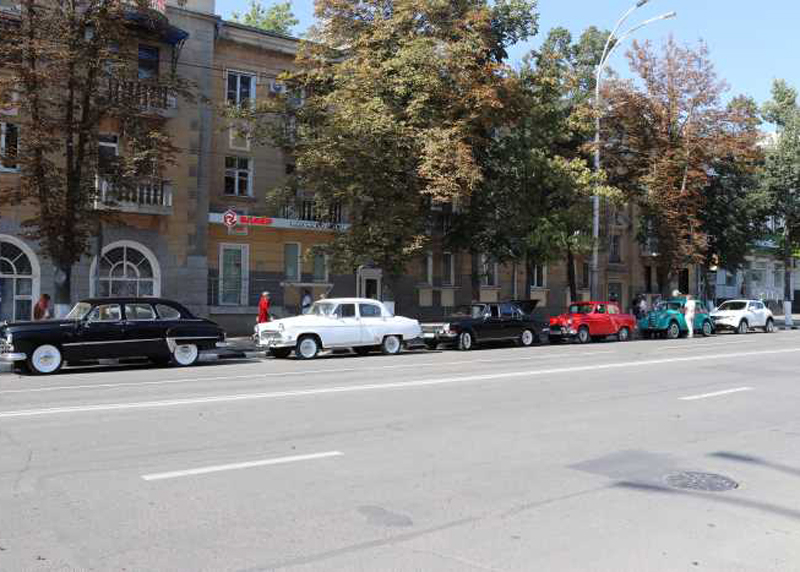 Впервые в Шахтах организовали автопробег ретро-машин Впервые в Шахтах организовали автопробег ретро-машин