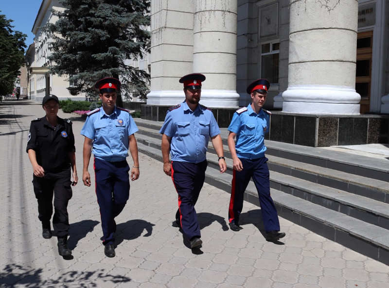 И в зной, и в стужу: ежедневно казаки выходят на патрулирования городских улиц И в зной, и в стужу: ежедневно казаки выходят на патрулирования городских улиц