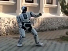 Танцующего на улице робота заметили в Шахтах