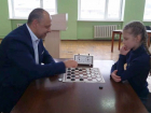 Шахтинский депутат сыграл в шашки с юной вице-чемпионкой мира