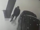 Кража в шахтинском автосалоне попала на видео
