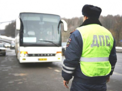 В Шахтах инспекторы ГИБДД проверяли автобусы