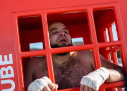 Кулачный бой в 30-градусный мороз: шахтинец Дмитрий Кобелев одолел соперника в телефонной будке