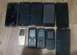 Житель Шахт пытался перебросить 10 телефонов заключенным «девятки»