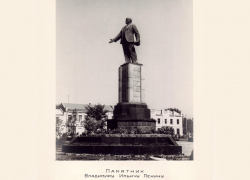 Высокая бронзовая скульптура на главной площади города: история памятника, начавшаяся почти 90 лет назад
