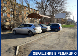 Паркуются прямо на остановке: Павел Устинов возмущен недобросовестностью некоторых шахтинских водителей