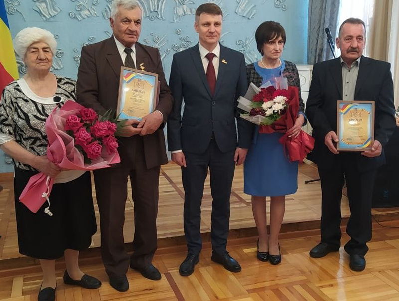 Шахтинские семьи награждены знаками губернатора «Во благо семьи и общества»